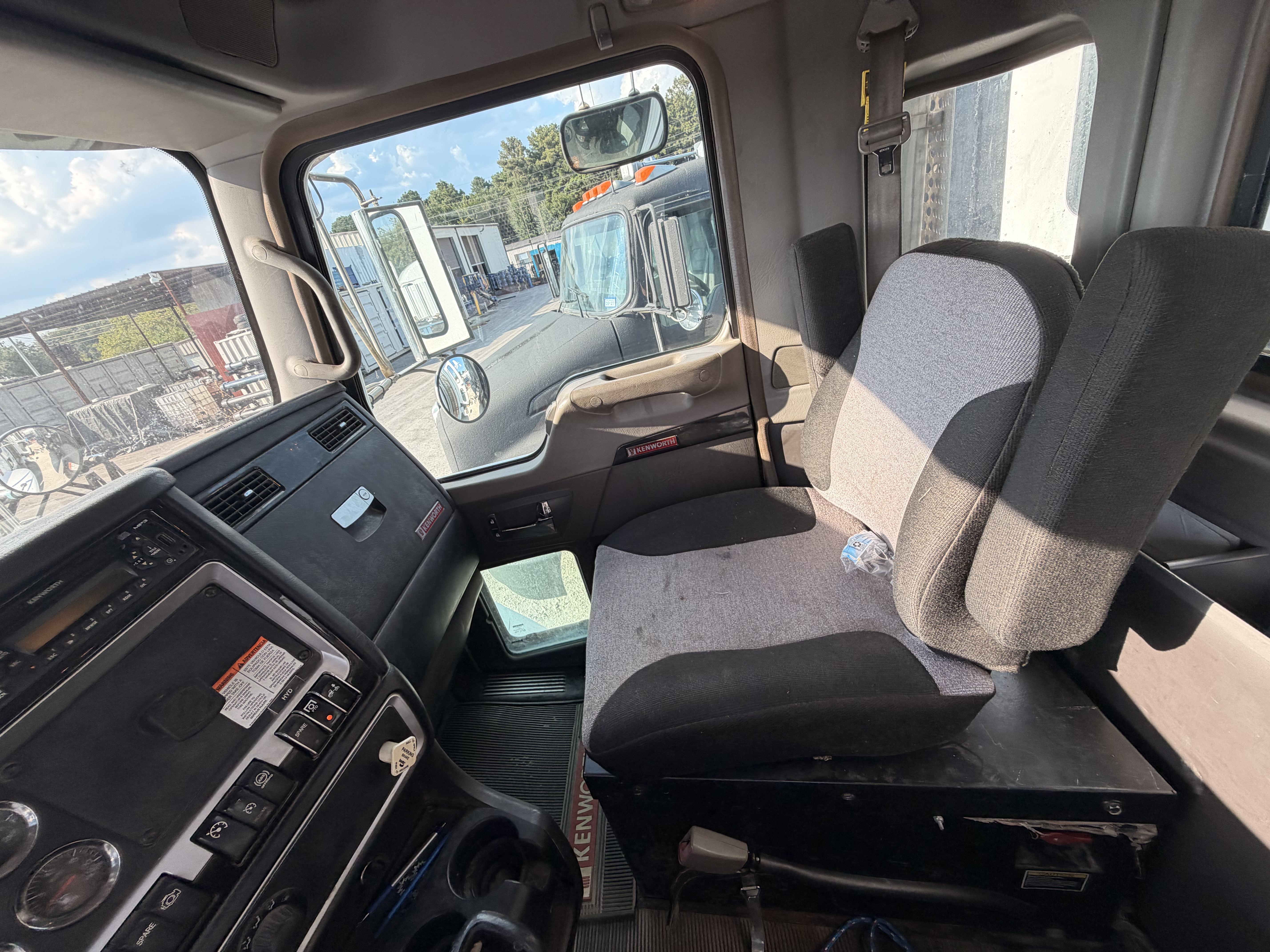 Used 2014 Kenworth T4 Wireline Truck