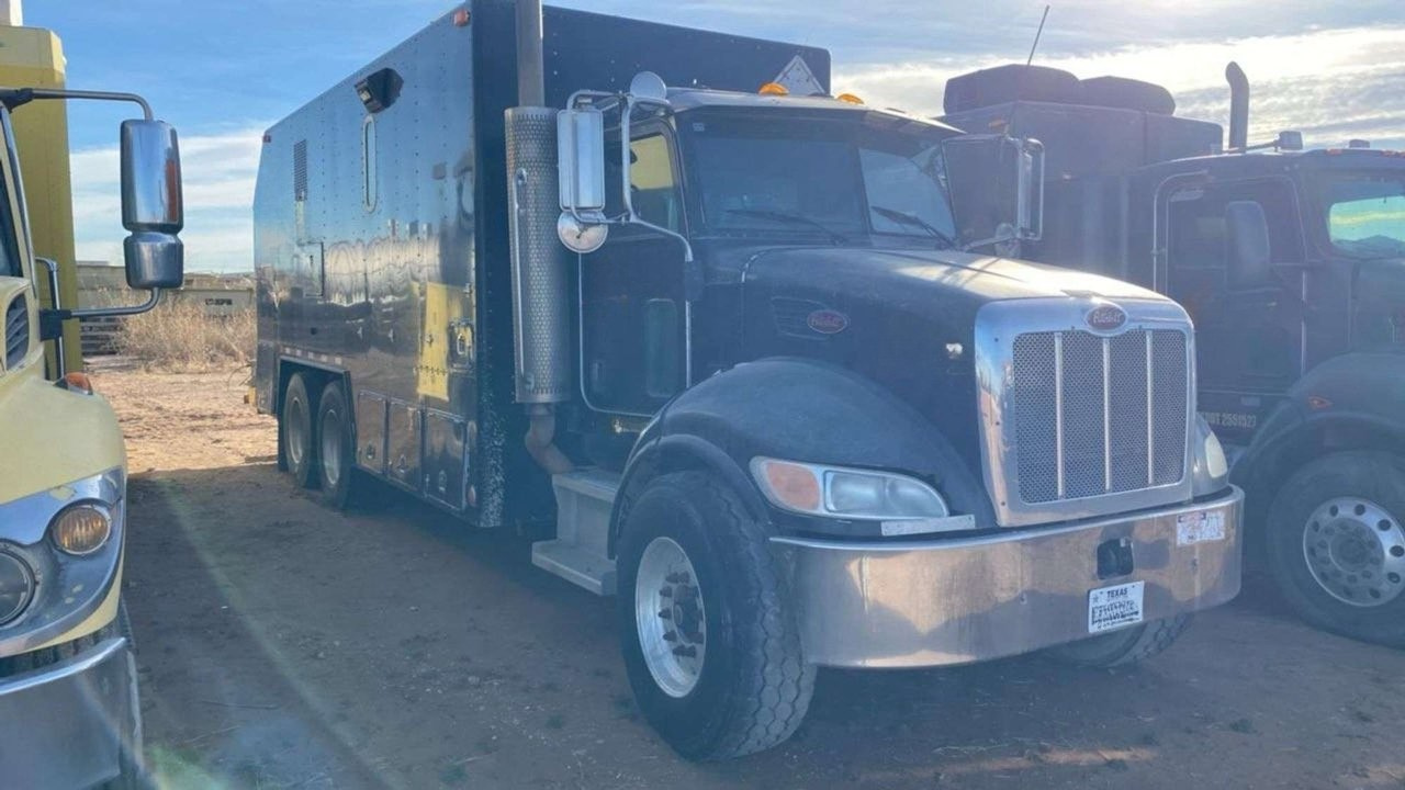 Used 2009 Peterbilt Wireline Truck