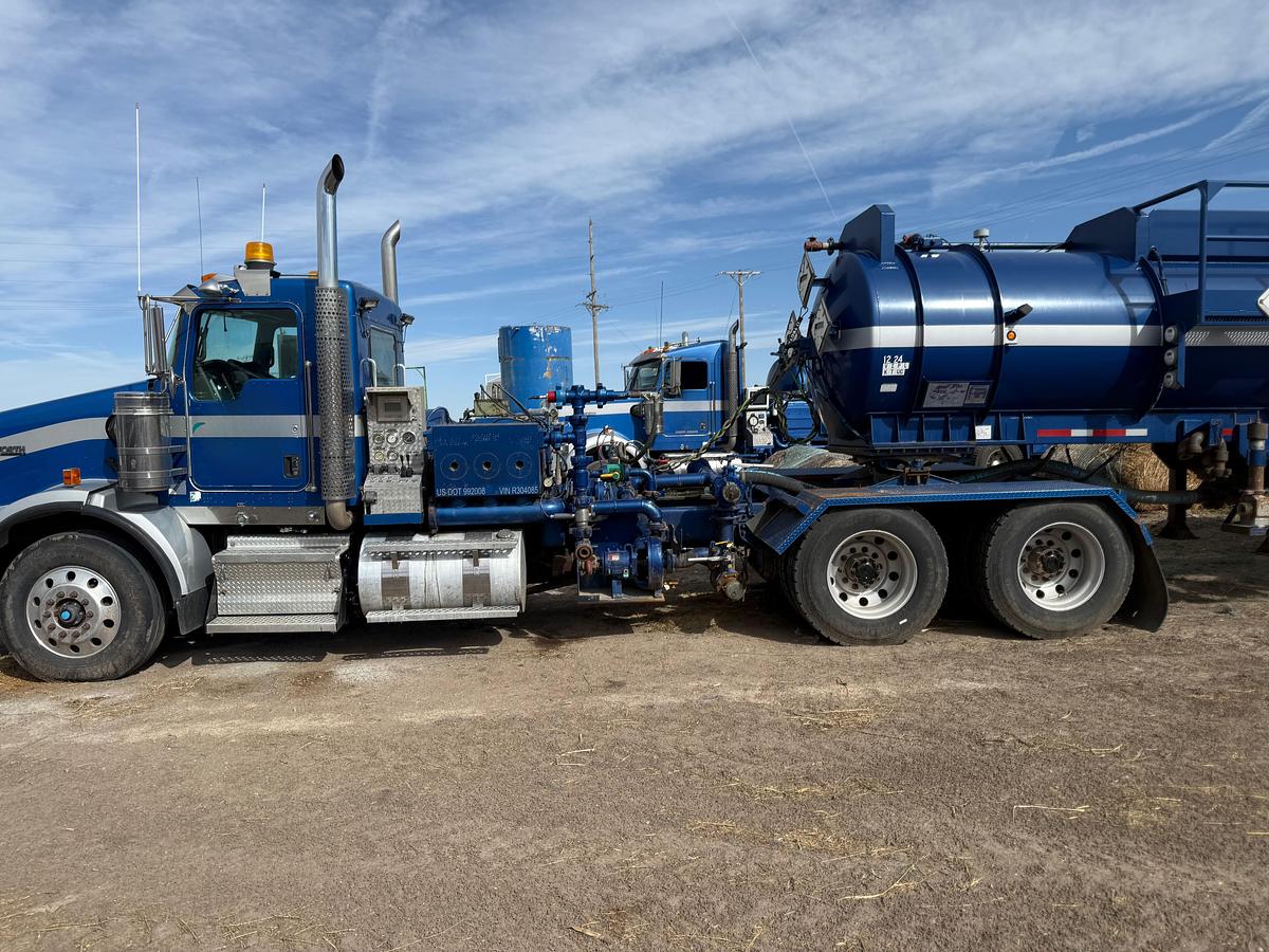 Used 2012 Kenworth Pump Truck with DOT 412 Trailer