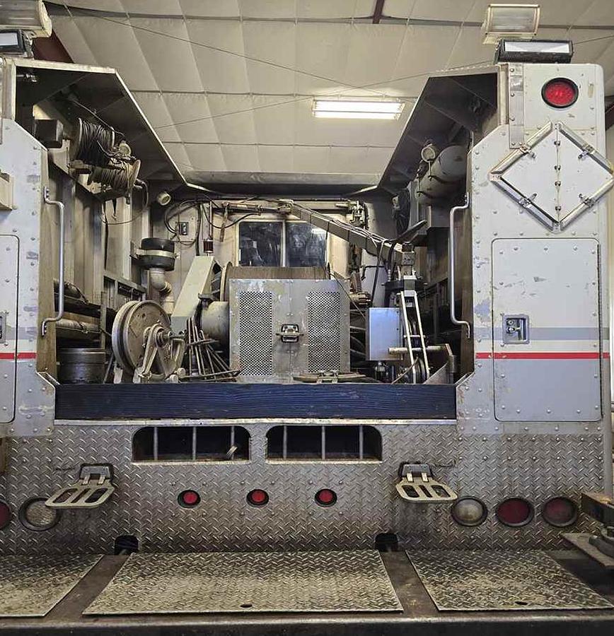 Used 2011 Peterbilt 348 Wireline Truck