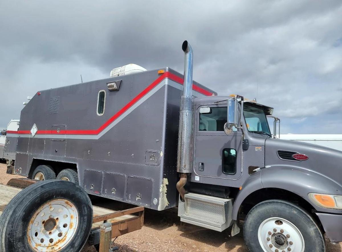 Used 2006 Peterbilt Wireline Truck
