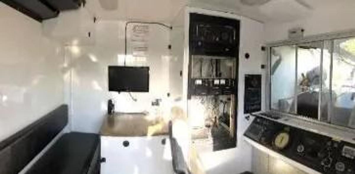 Used 2009 Peterbilt Wireline Truck