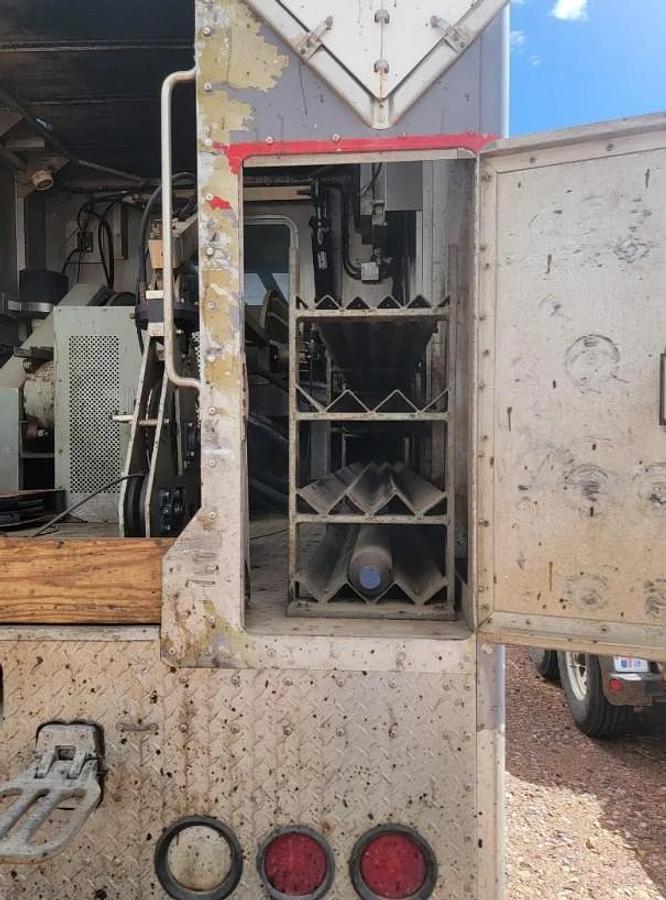 Used 2006 Peterbilt Wireline Truck