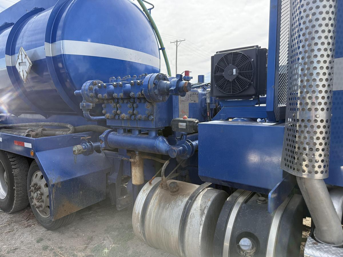 Used 2011 Kenworth Bobtail Pump Truck