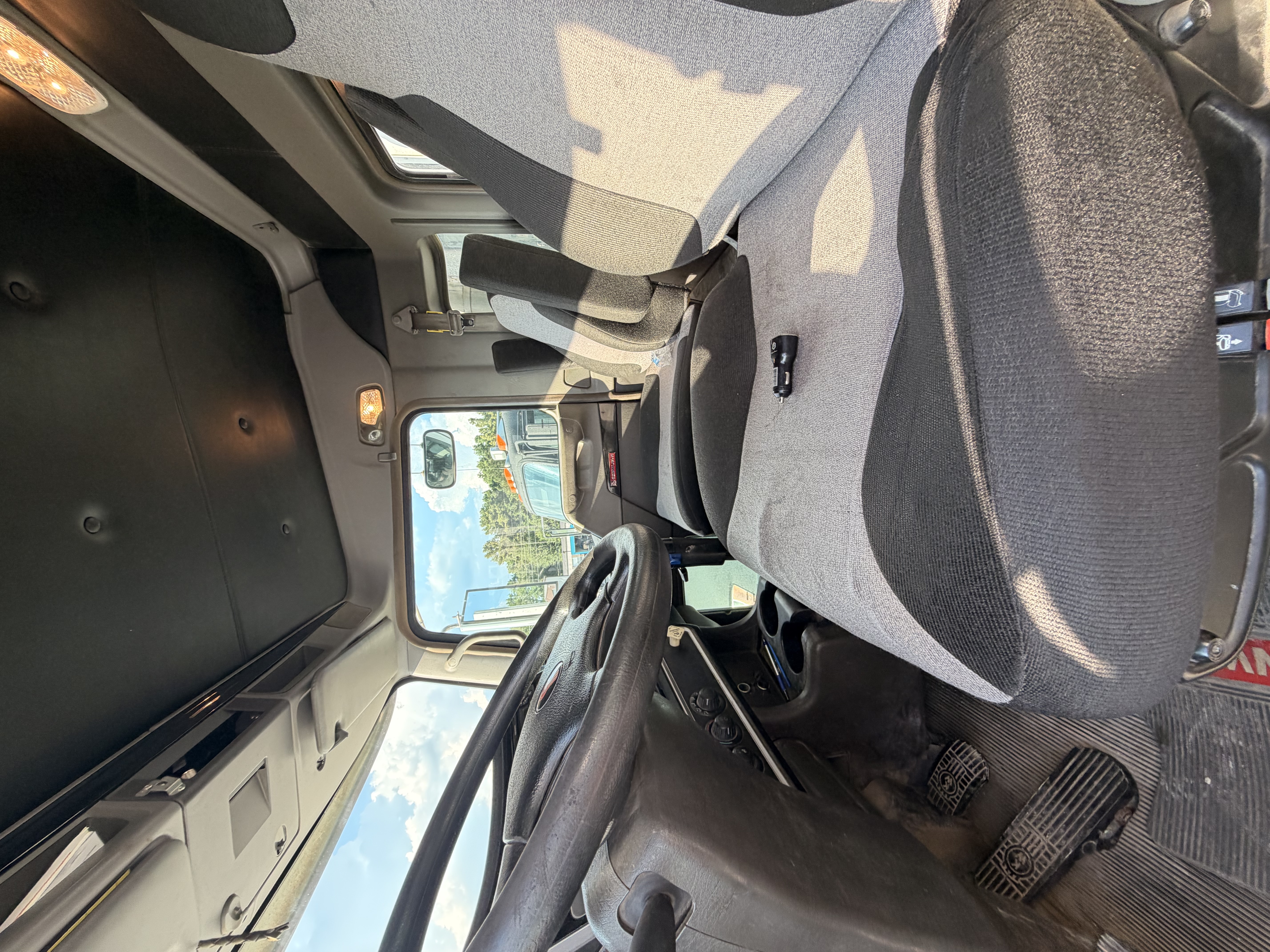 Used 2014 Kenworth T4 Wireline Truck