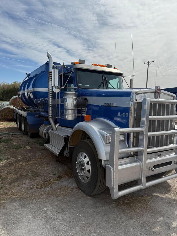 Used 2011 Kenworth Bobtail Pump Truck