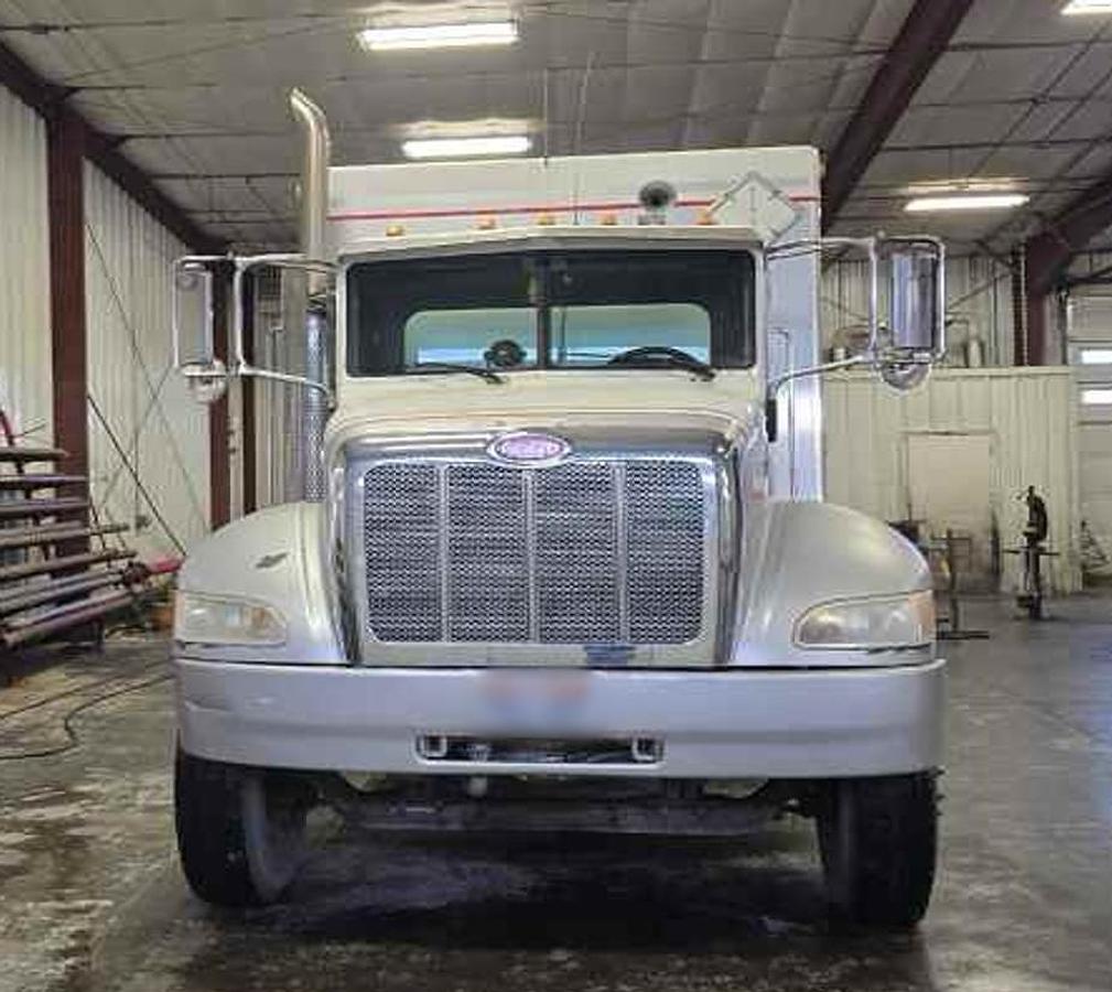 Used 2011 Peterbilt 348 Wireline Truck