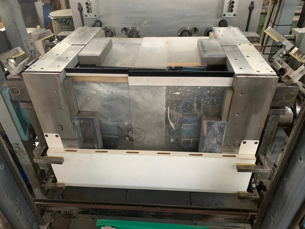 Ricondizionato Mortasatrice automatica Comec, con caricatore, per elementi di lettini per bambini