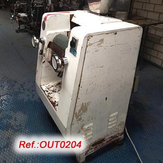 Used REFINADORA TRICILÍNDRICA "TURÚ" MODELO MA-7 CON TRES RODILLOS DE PIEDRA Y TOLVA DE PRODUCTO