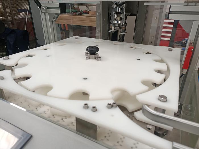 Used CERRADORA DE FRASCOS MONOBLOC "MECANOQUÍMICA" PARA CIERRE POR PILFER DE ALUMINIO