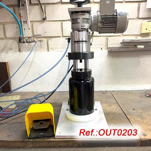 CERRADORA DE TAPONES NUEVA "RM-GELUSA" DE SOBREMESA MECÁNICA - NEUMÁTICA CON EMBRAGUE PARA REGULACIÓN DE CIERRE