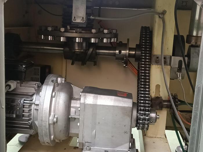 Used CERRADORA DE FRASCOS MONOBLOC "MECANOQUÍMICA" PARA CIERRE POR PILFER DE ALUMINIO