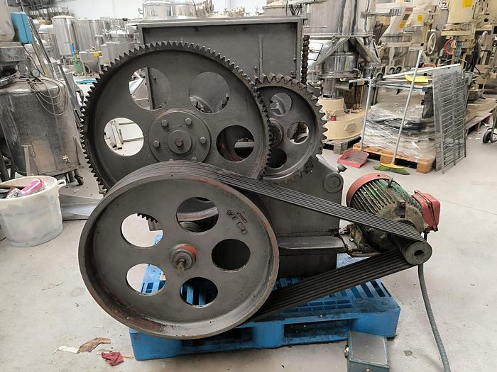 Used AMASADORA DOBLE ZZ "TURÚ GRAU" DE 300 LITROS APROX.