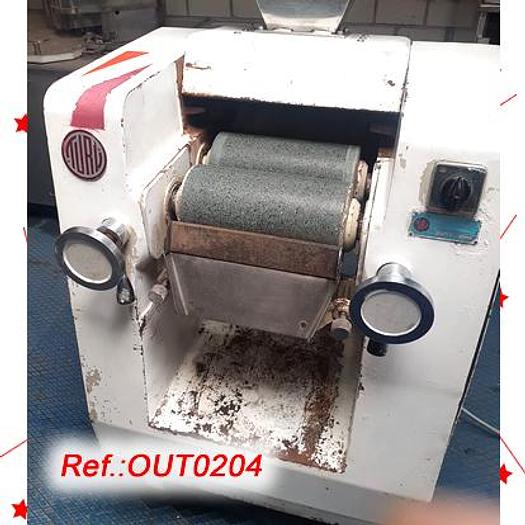 Used REFINADORA TRICILÍNDRICA "TURÚ" MODELO MA-7 CON TRES RODILLOS DE PIEDRA Y TOLVA DE PRODUCTO