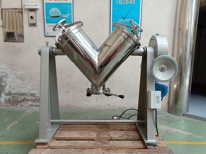 Used MEZCLADOR EN V “P.PRATT” DE ACERO INOXIDABLE 50 LITROS APROX. CON DOS TAPAS HERMÉTICAS Y SALIDA CON VÁLVULA