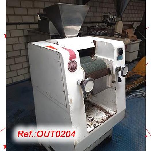 Used REFINADORA TRICILÍNDRICA "TURÚ" MODELO MA-7 CON TRES RODILLOS DE PIEDRA Y TOLVA DE PRODUCTO