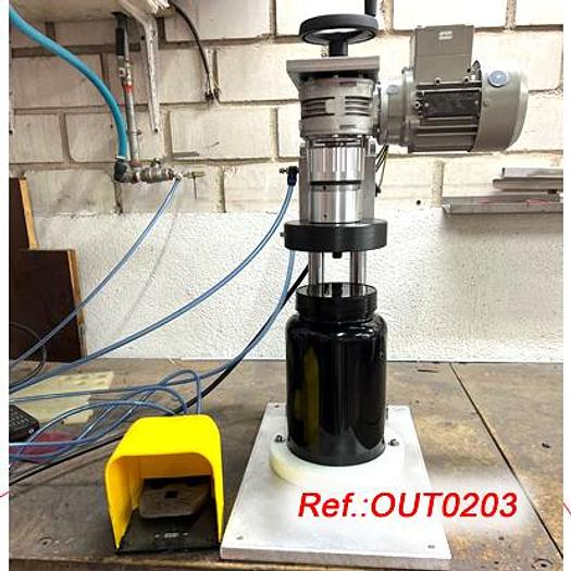 CERRADORA DE TAPONES NUEVA "RM-GELUSA" DE SOBREMESA MECÁNICA - NEUMÁTICA CON EMBRAGUE PARA REGULACIÓN DE CIERRE