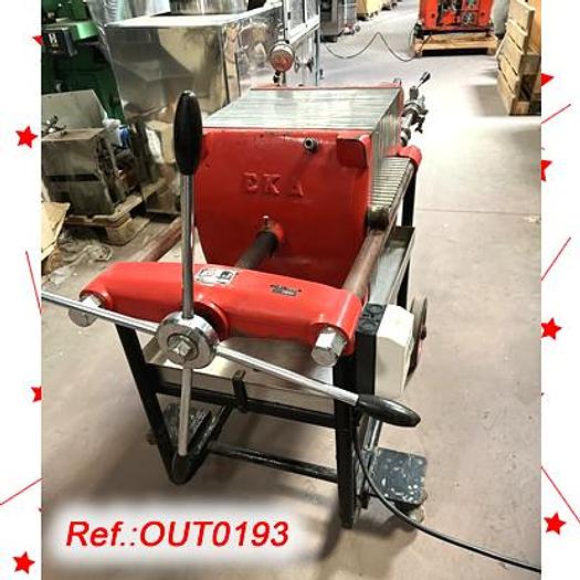 Used FILTRO DE PLACAS "EKA" DE ACERO INOXIDABLE DE 400mm X 400mm CON ESTRUCTURA CON RUEDAS Y BANDEJA INFERIOR