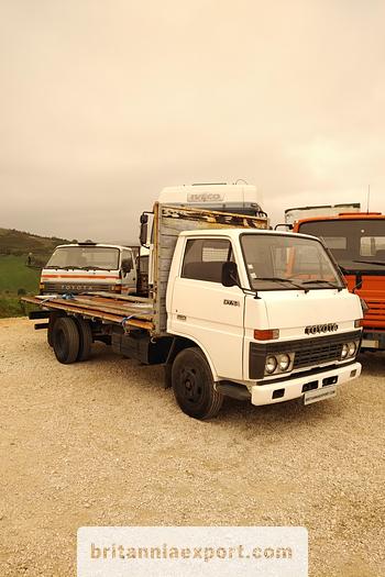 Used 1983 TOYOTA  Dyna BU30 300 6 tyres truck.
