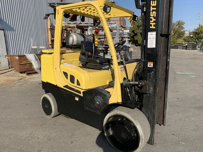 Used 13,500 POUND HYSTER FORKLIFT WITH CASCADE ROLL CLAMP
