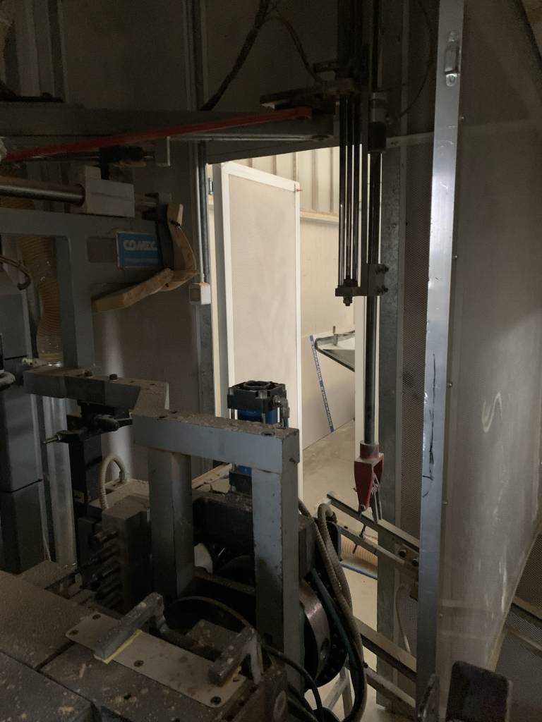 Ricondizionato Mortasatrice automatica Comec, con caricatore, per elementi di lettini per bambini