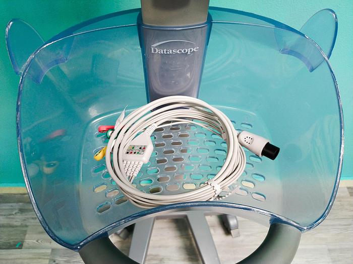 Gebraucht Datascope Trio Patientenmonitor auf Trolley mit Zubehör