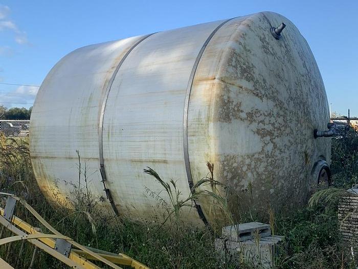 Used Used approximately 5500 gallon poly vertical tank