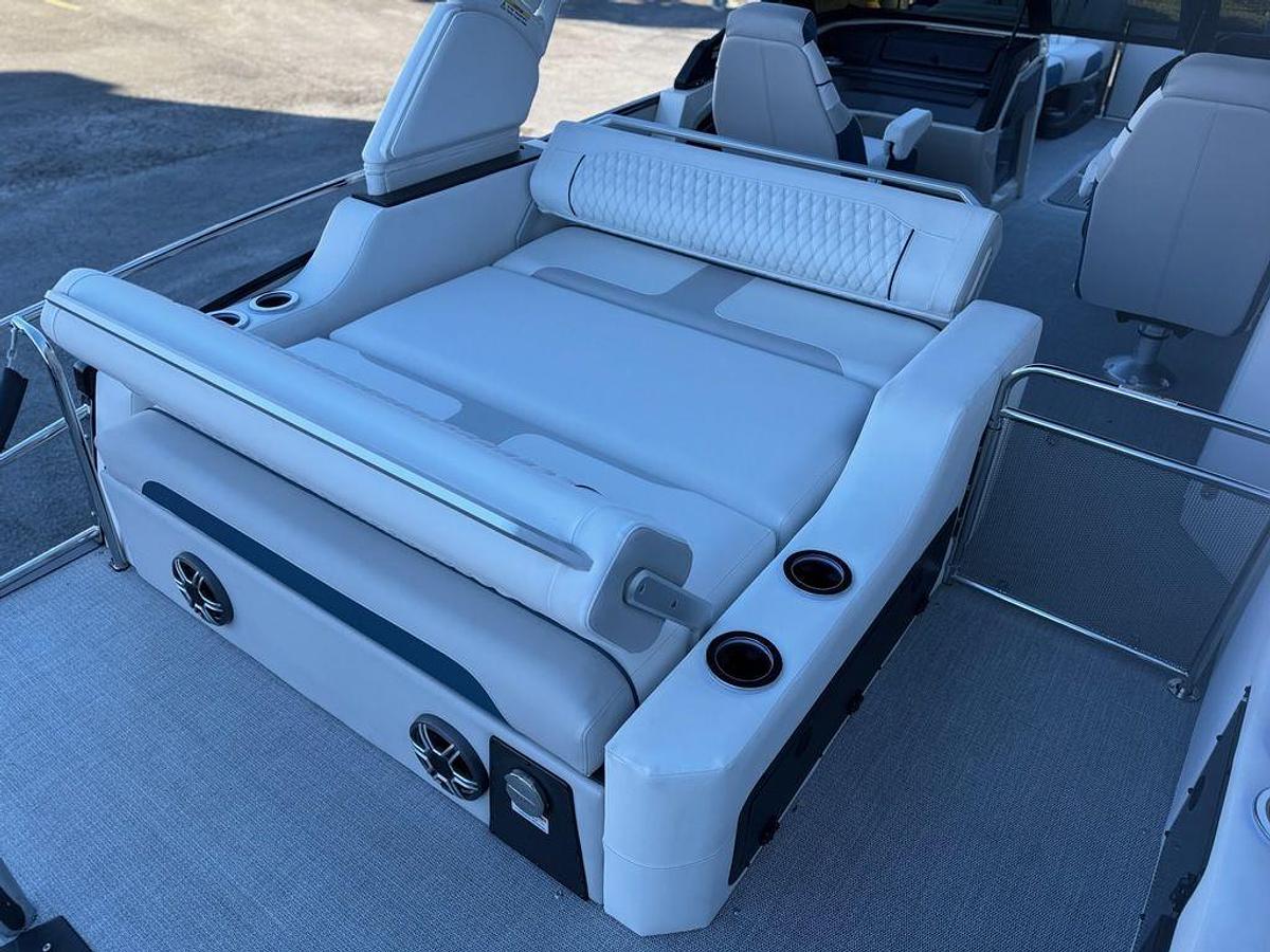 2026 Avalon 2585 Excalibur LTD Flex Windshield