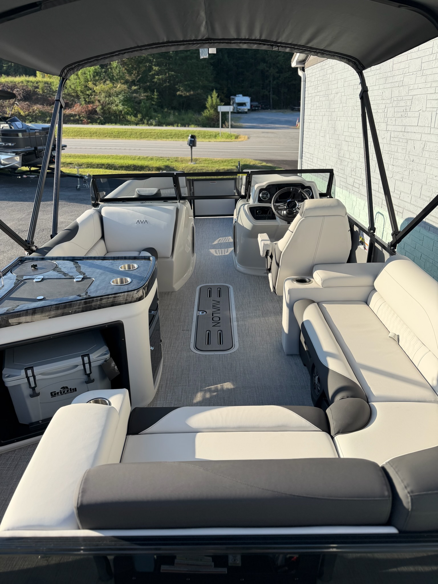 2027 AVALON 2385 LSZ ELITE WINDSHIELD