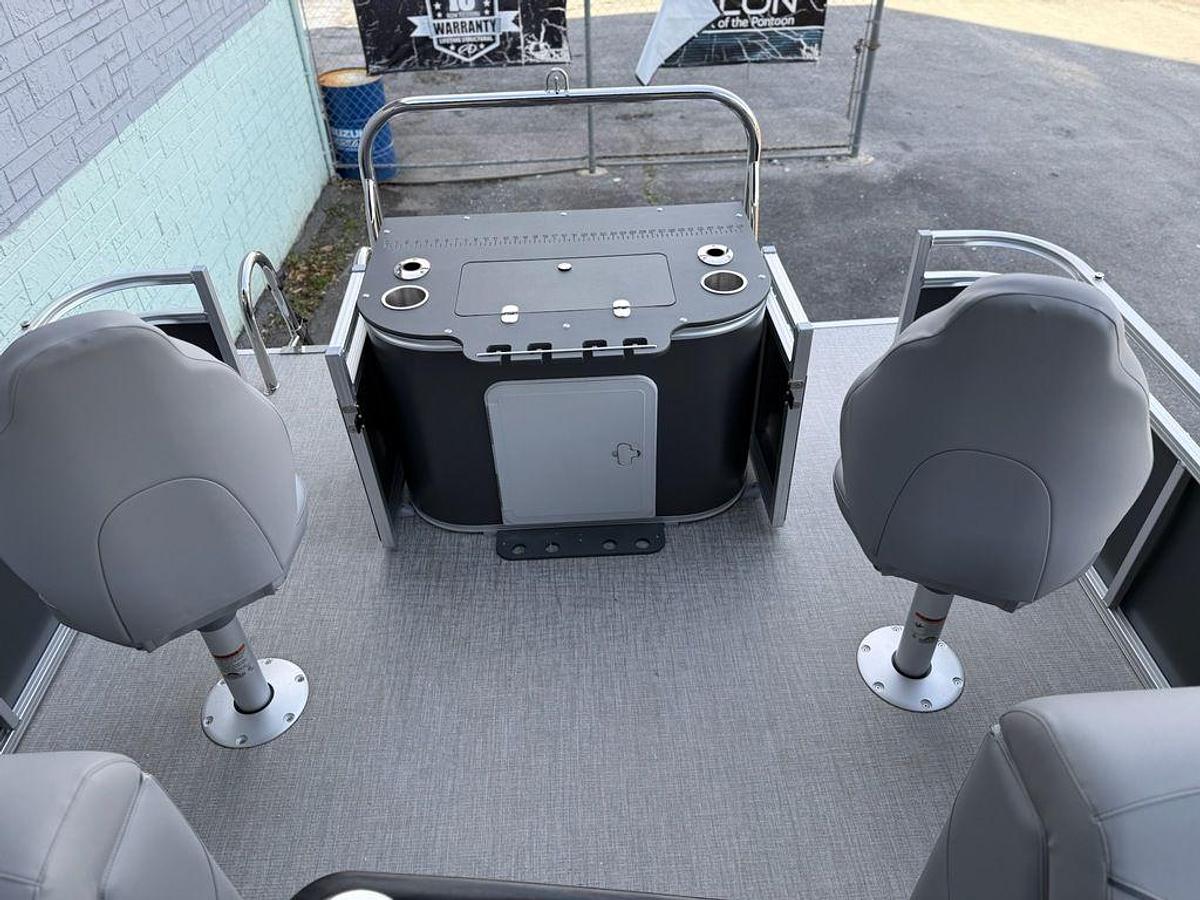 2026 Avalon 2385 Venture 85 Center Fish