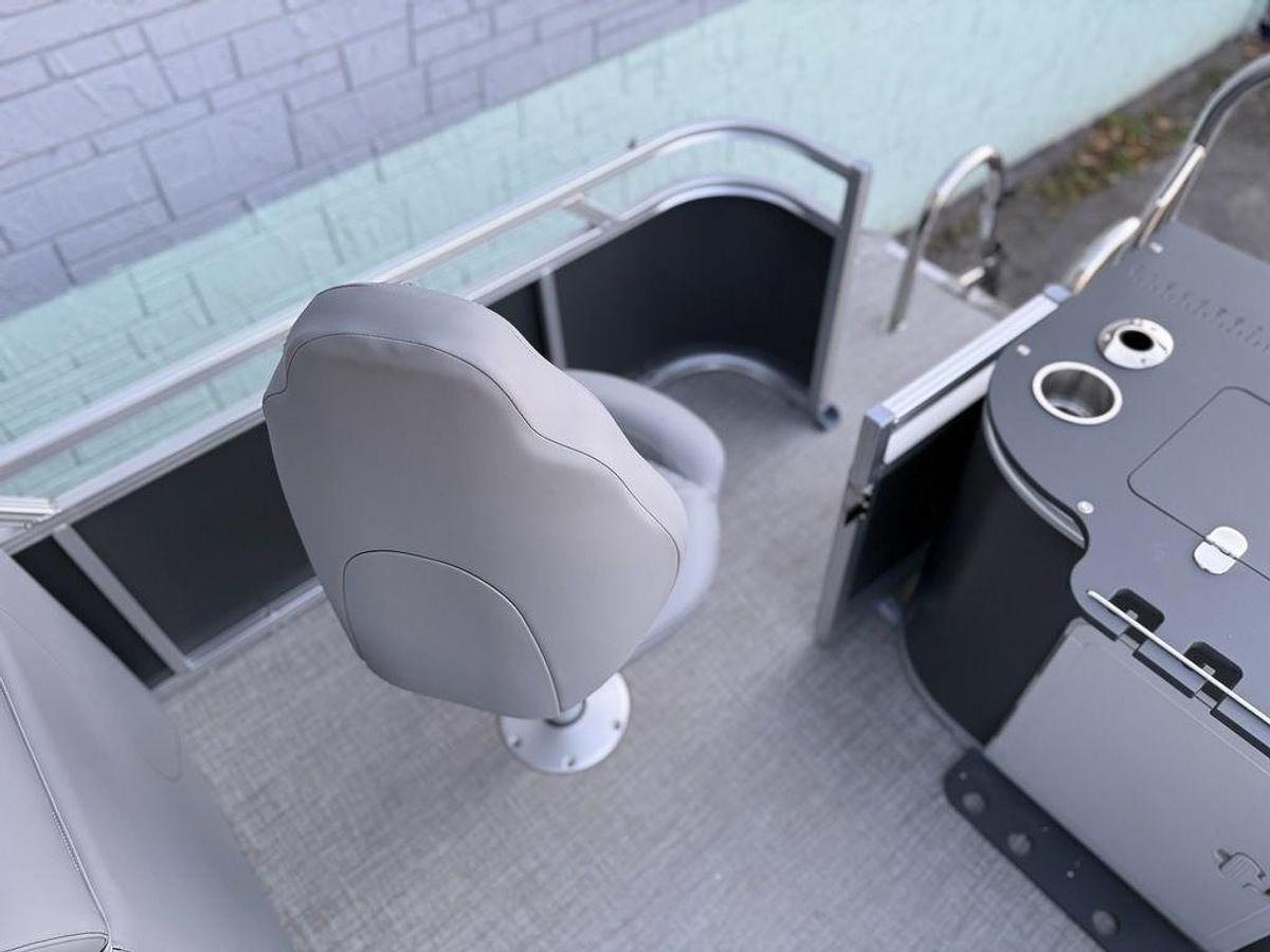 2026 Avalon 2385 Venture 85 Center Fish