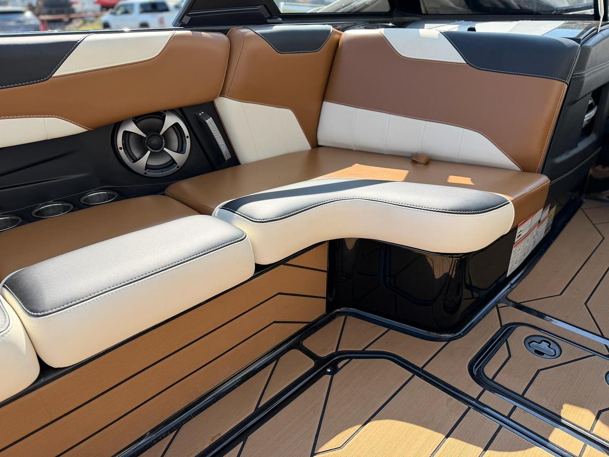 Used 2020 Malibu Wakesetter 23LSV