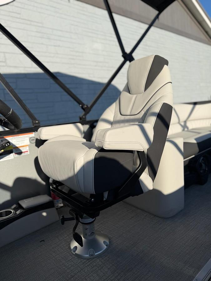 2027 AVALON 2385 LSZ ELITE WINDSHIELD