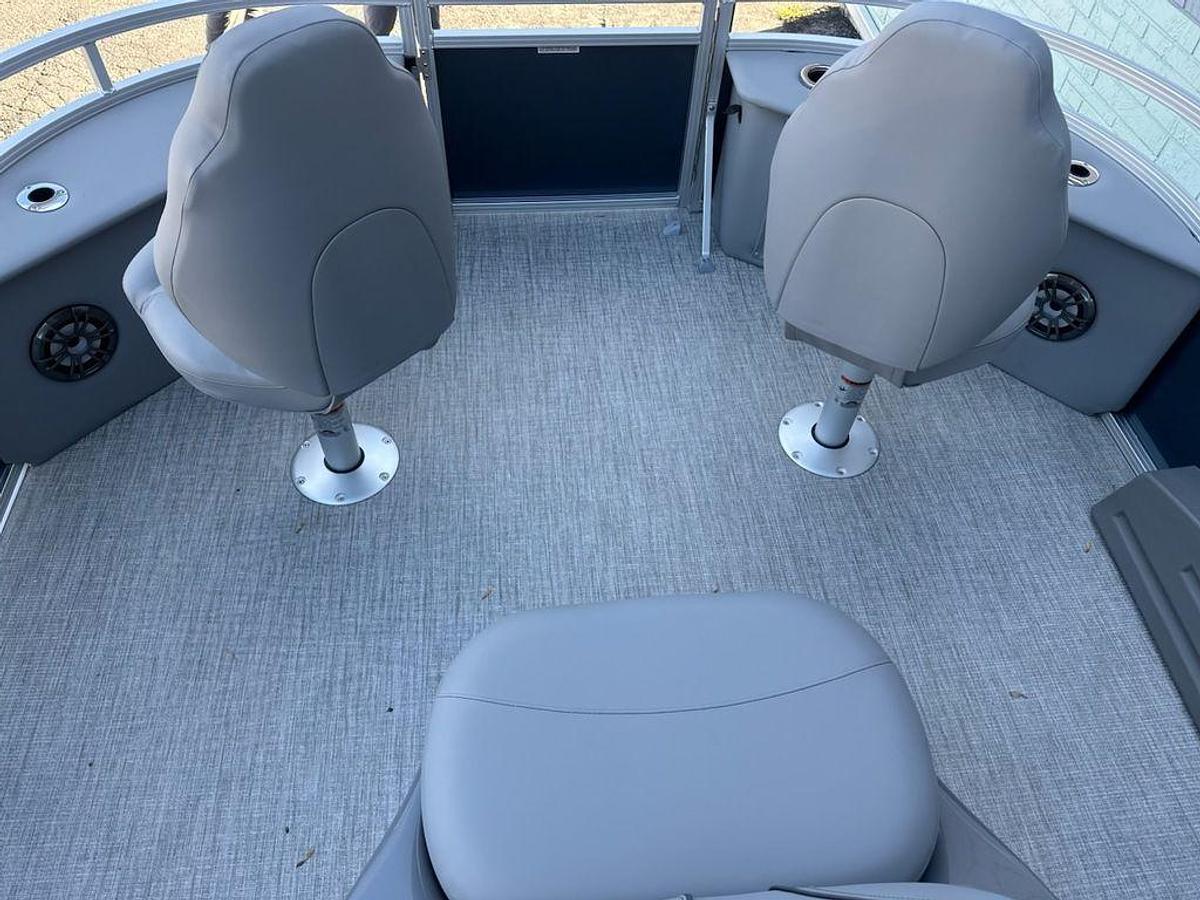 2026 Avalon 2385 Venture 85 Center Fish