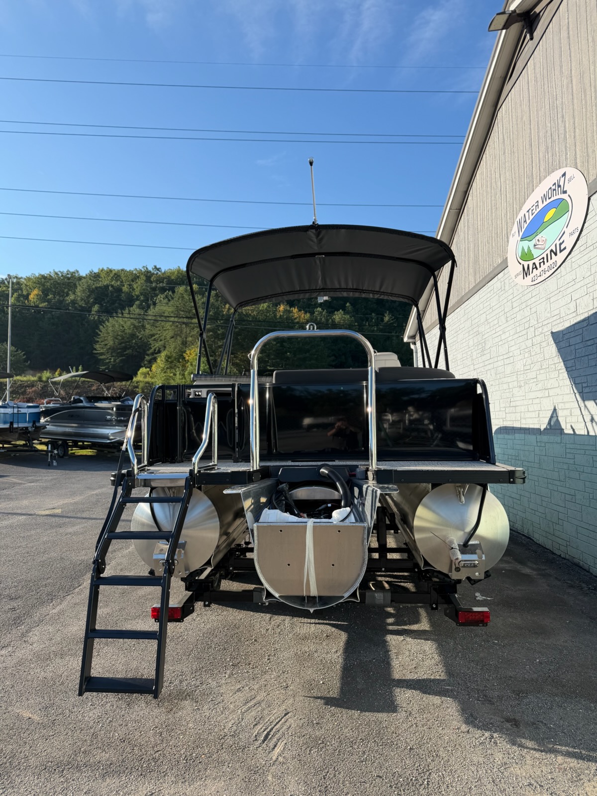 2027 AVALON 2385 LSZ ELITE WINDSHIELD