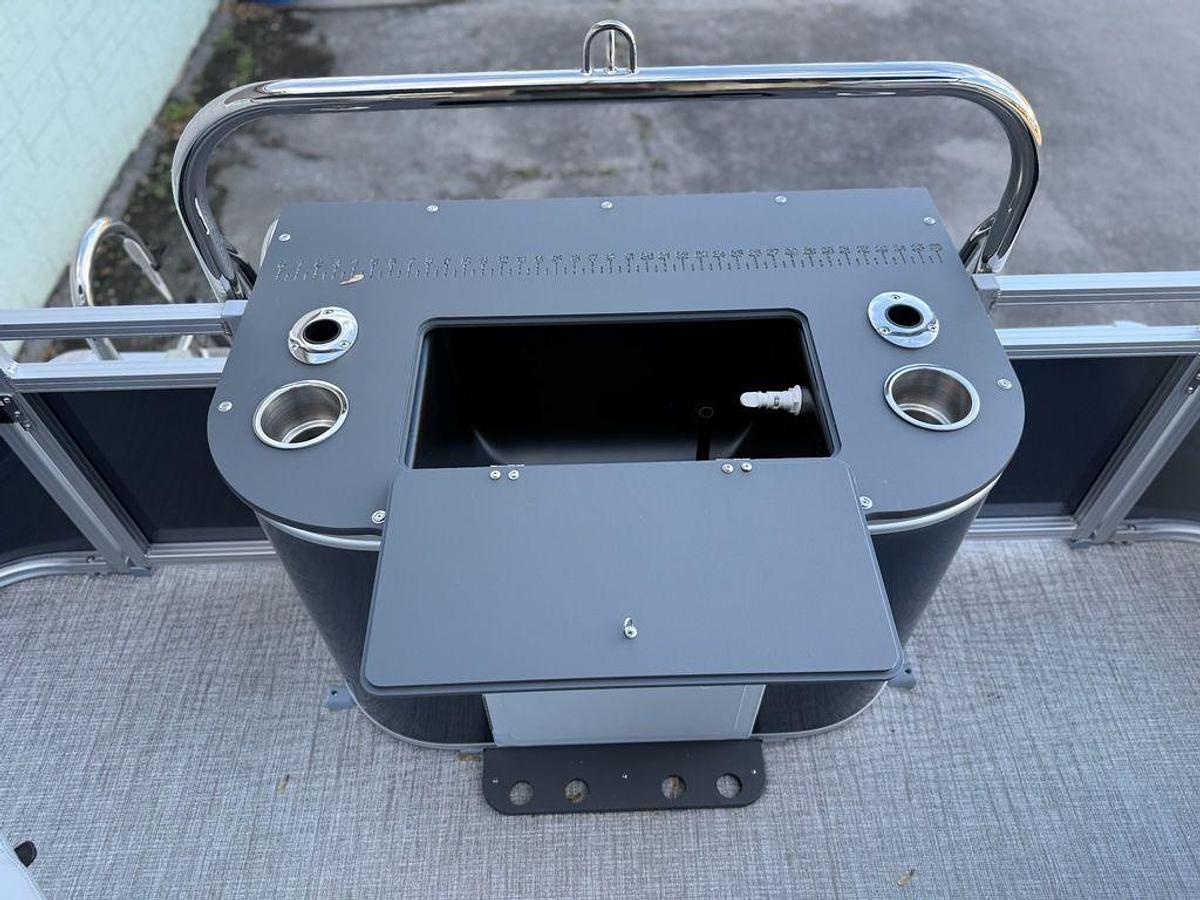 2026 Avalon 2385 Venture 85 Center Fish