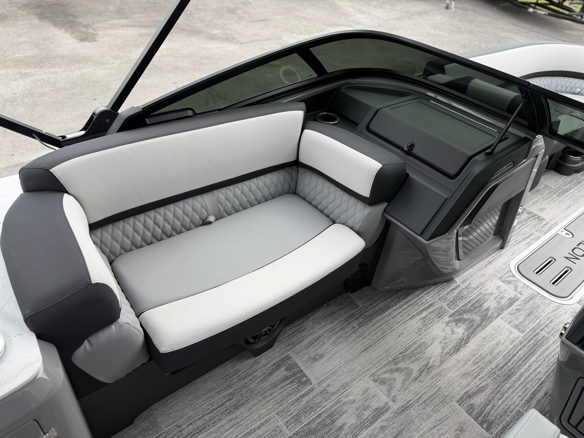 2027 AVALON CATALINA 2585 ELITE WINDSHIELD