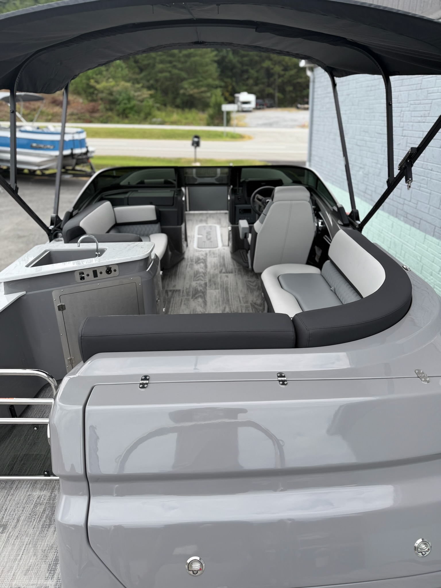2027 AVALON CATALINA 2585 ELITE WINDSHIELD