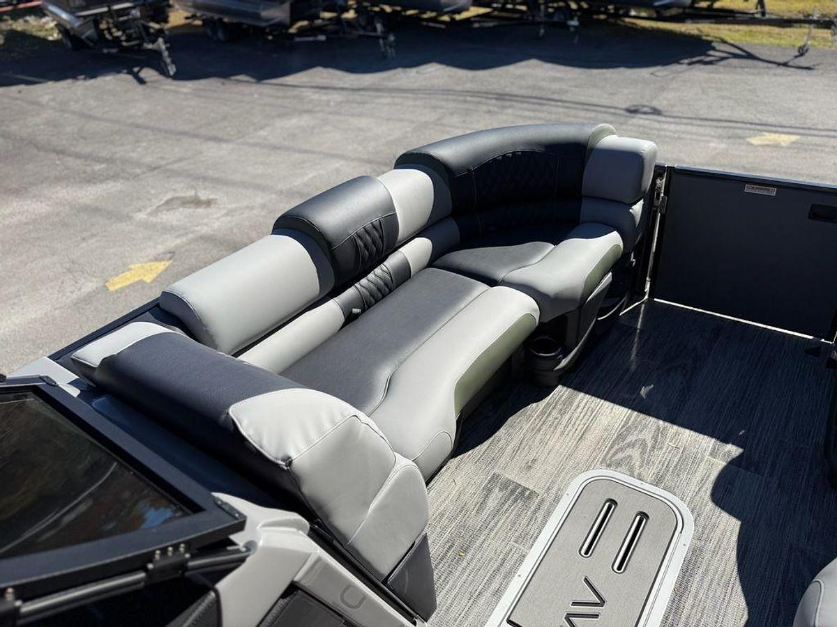 2026 Avalon 2385 Catalina QLS Windshield