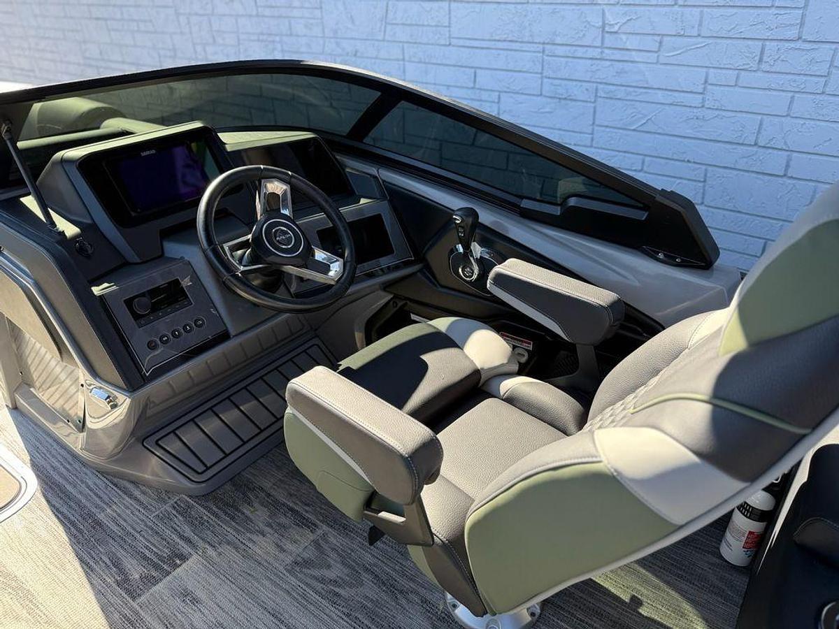 2026 Avalon 2385 Catalina QLS Windshield