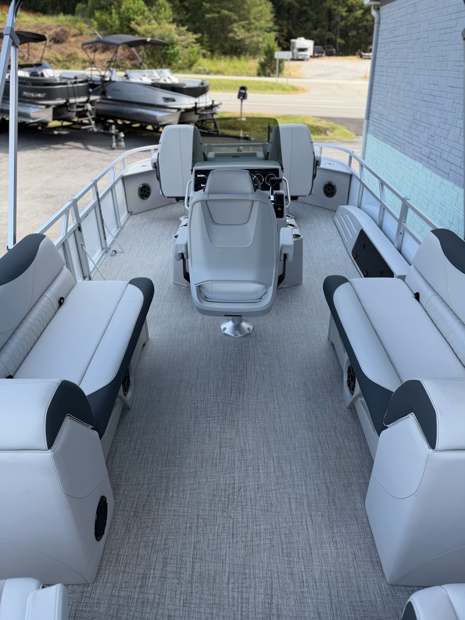 2027 AVALON 2385 VENTURE 85 CENTER FISH