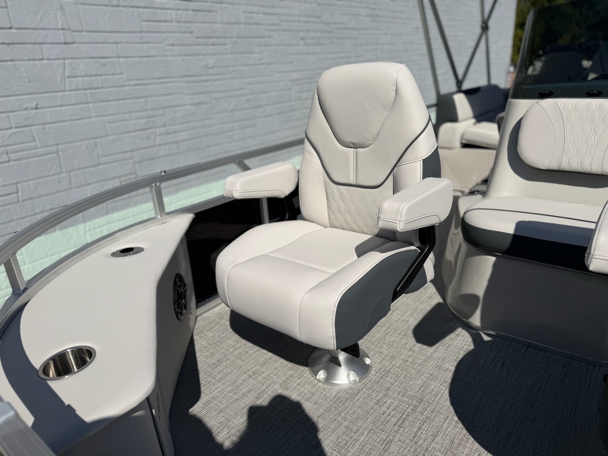 2027 AVALON 2385 VENTURE 85 CENTER FISH