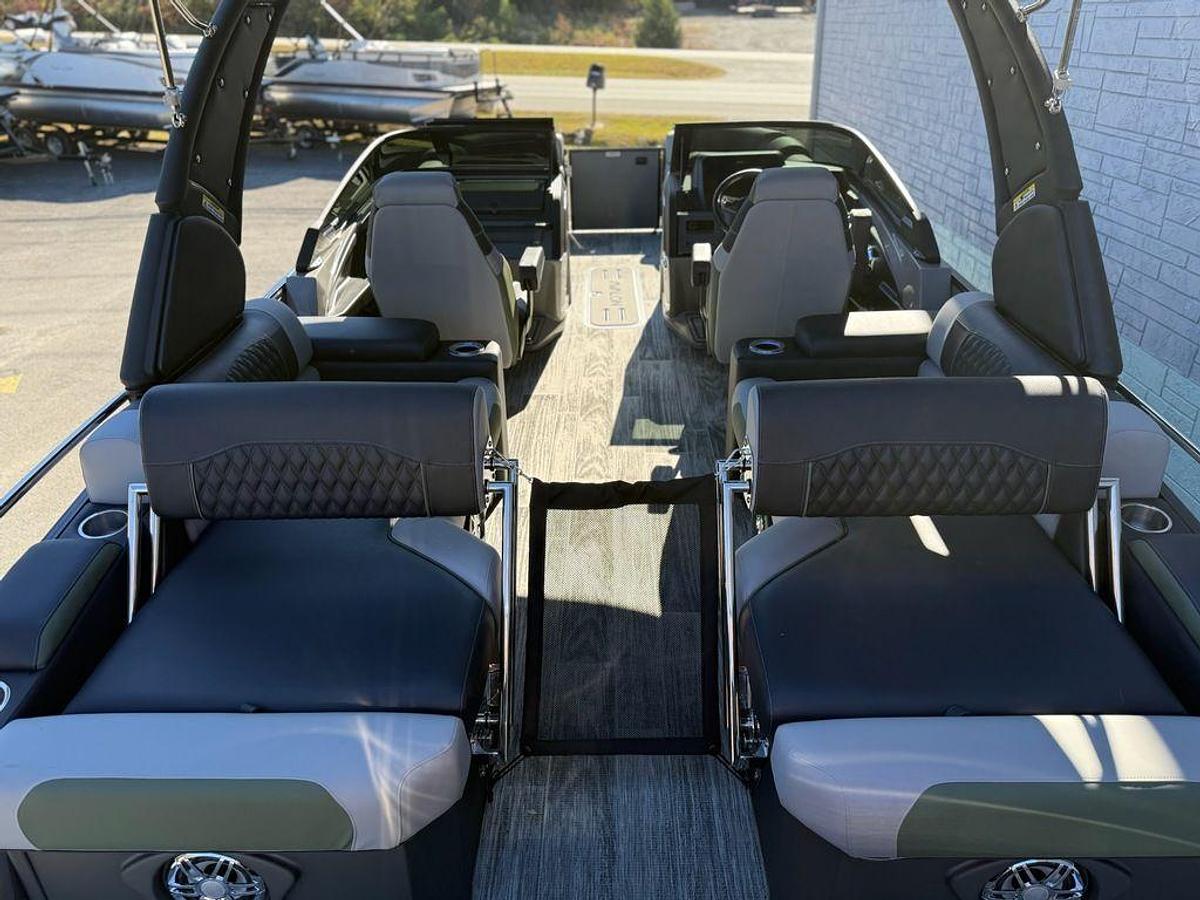 2026 Avalon 2385 Catalina QLS Windshield