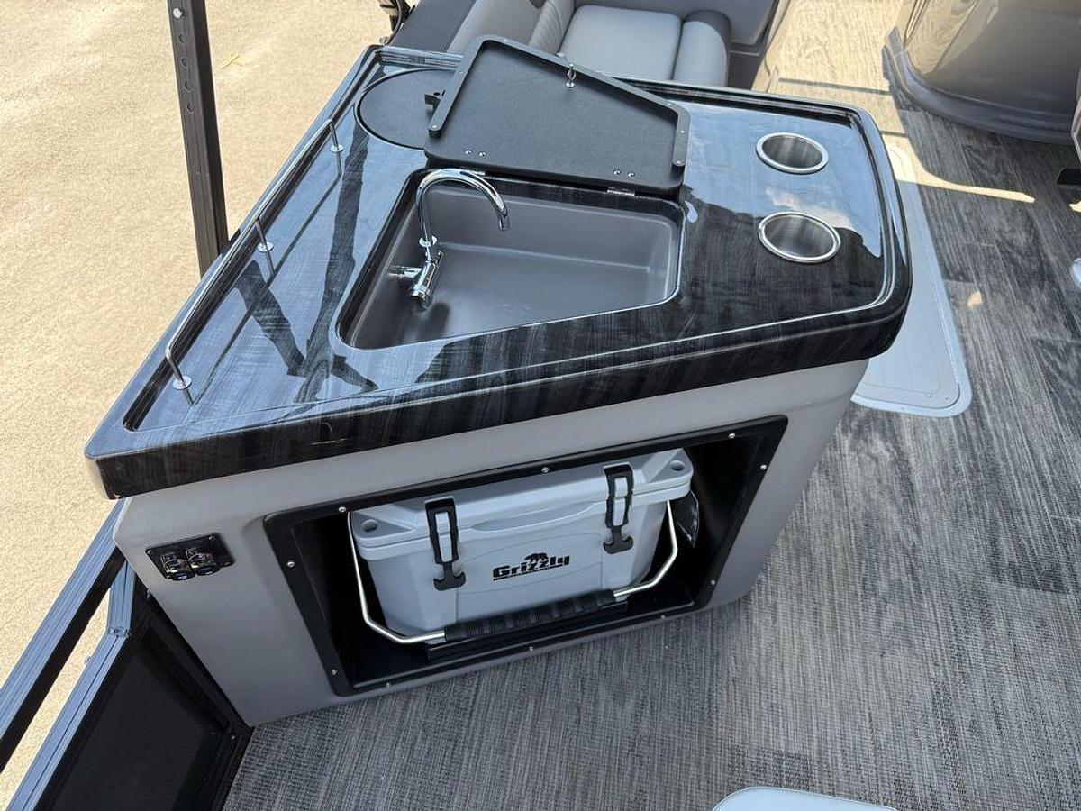 2025 Avalon 2385 LSZ Elite Windshield