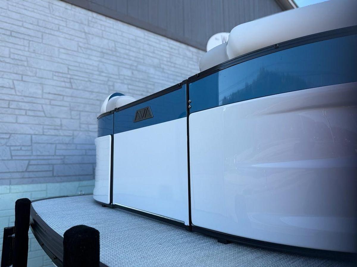 2026 Avalon 2585 Excalibur LTD Flex Windshield