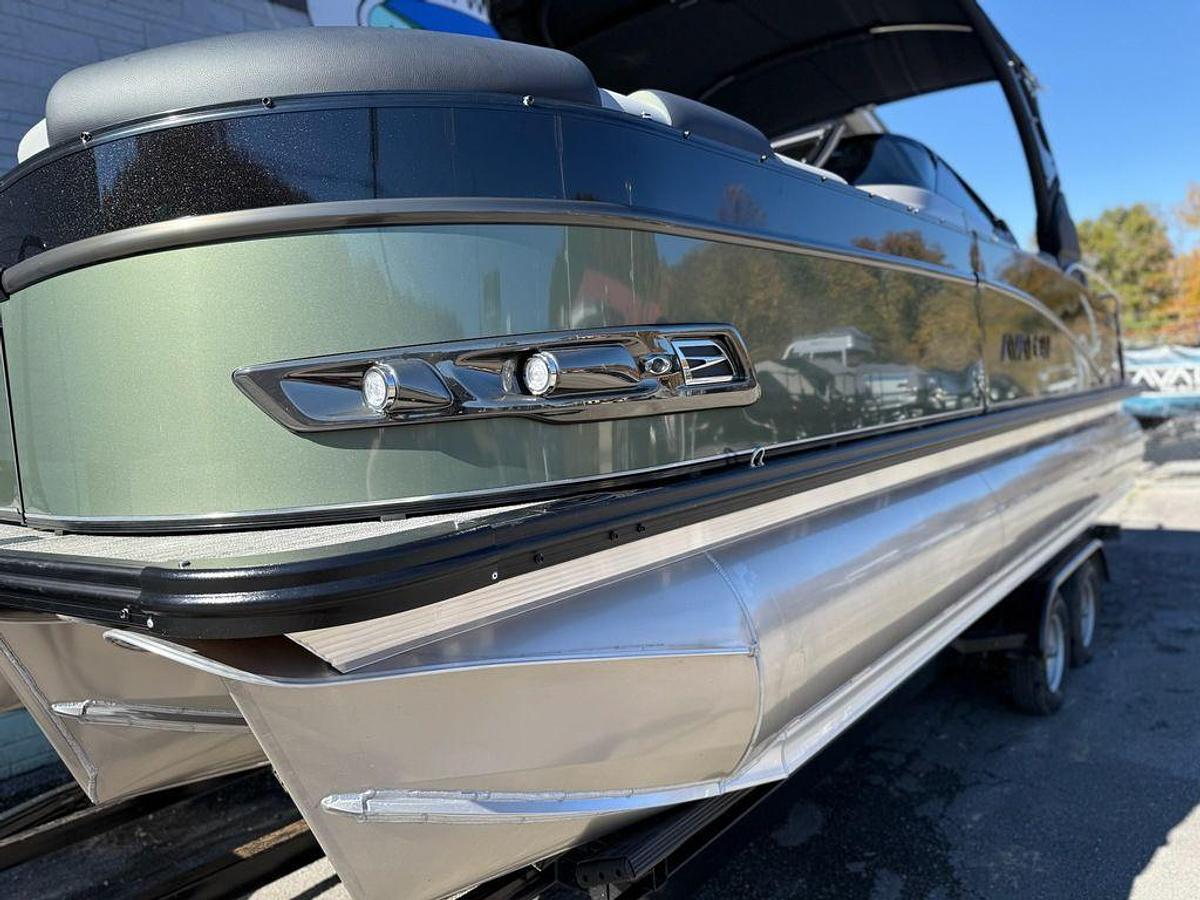 2026 Avalon 2385 Catalina QLS Windshield