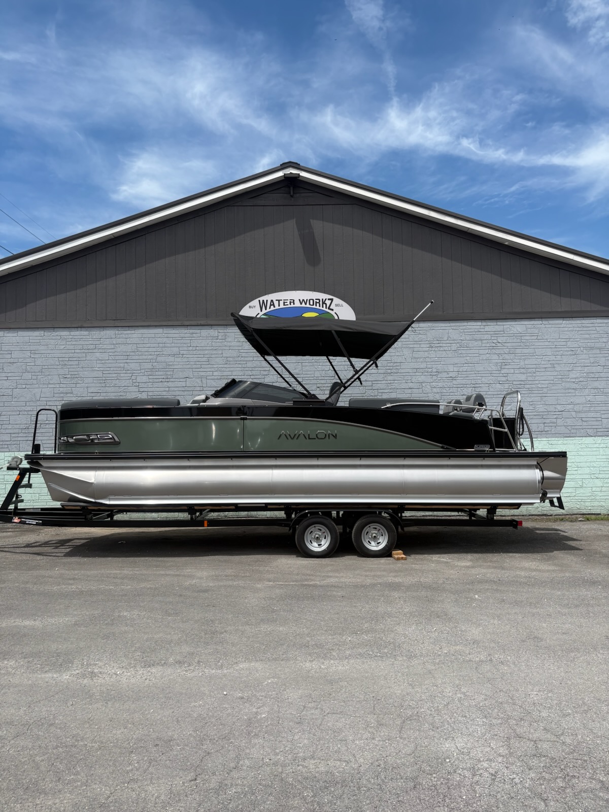 New 2026 Avalon 2585 Catalina Quad Lounger Shift Windshield