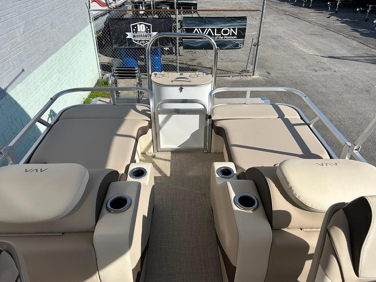 2025 Avalon 2385 LSZ Rear Lounger