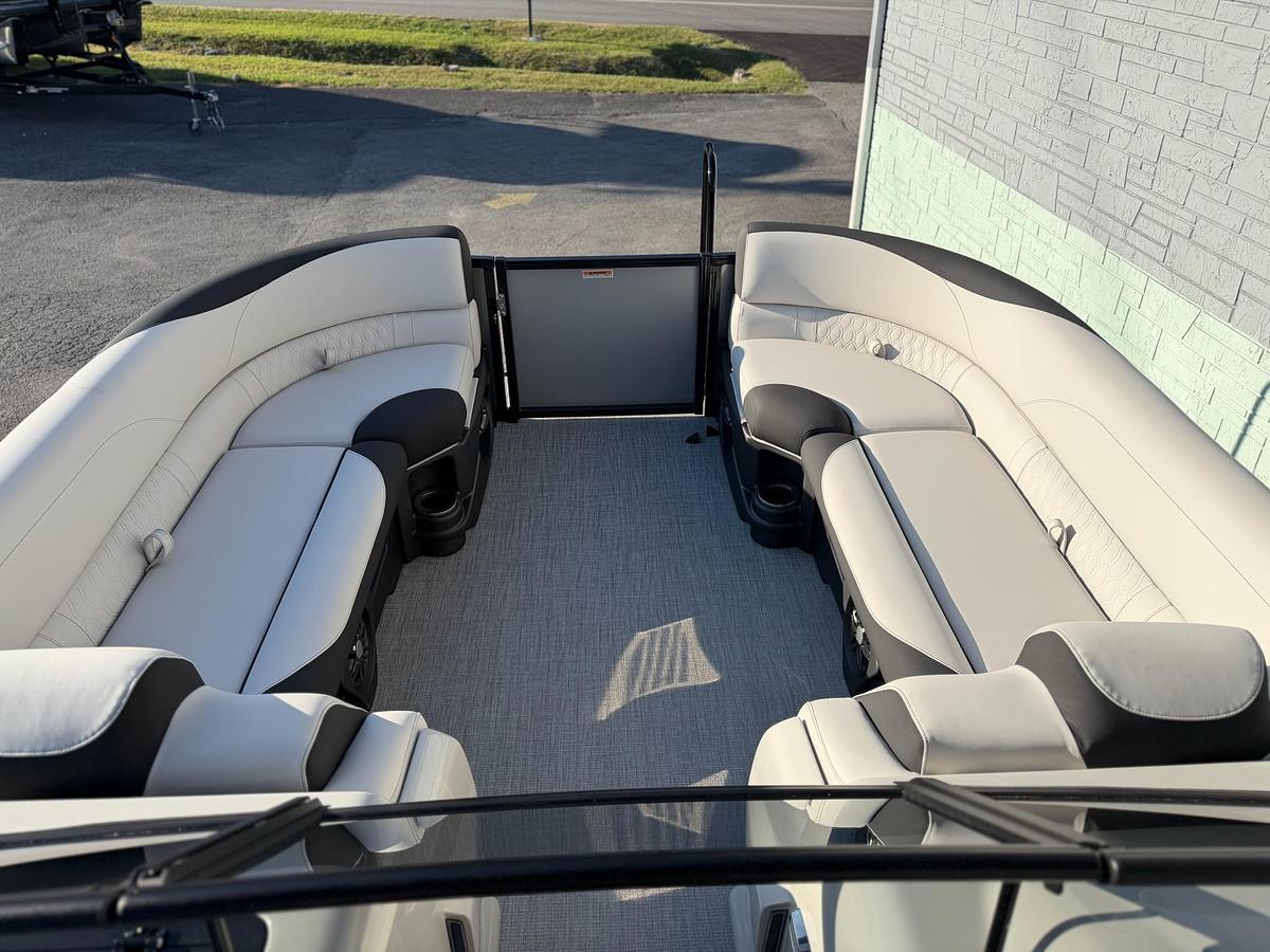 2027 AVALON 2385 LSZ ELITE WINDSHIELD