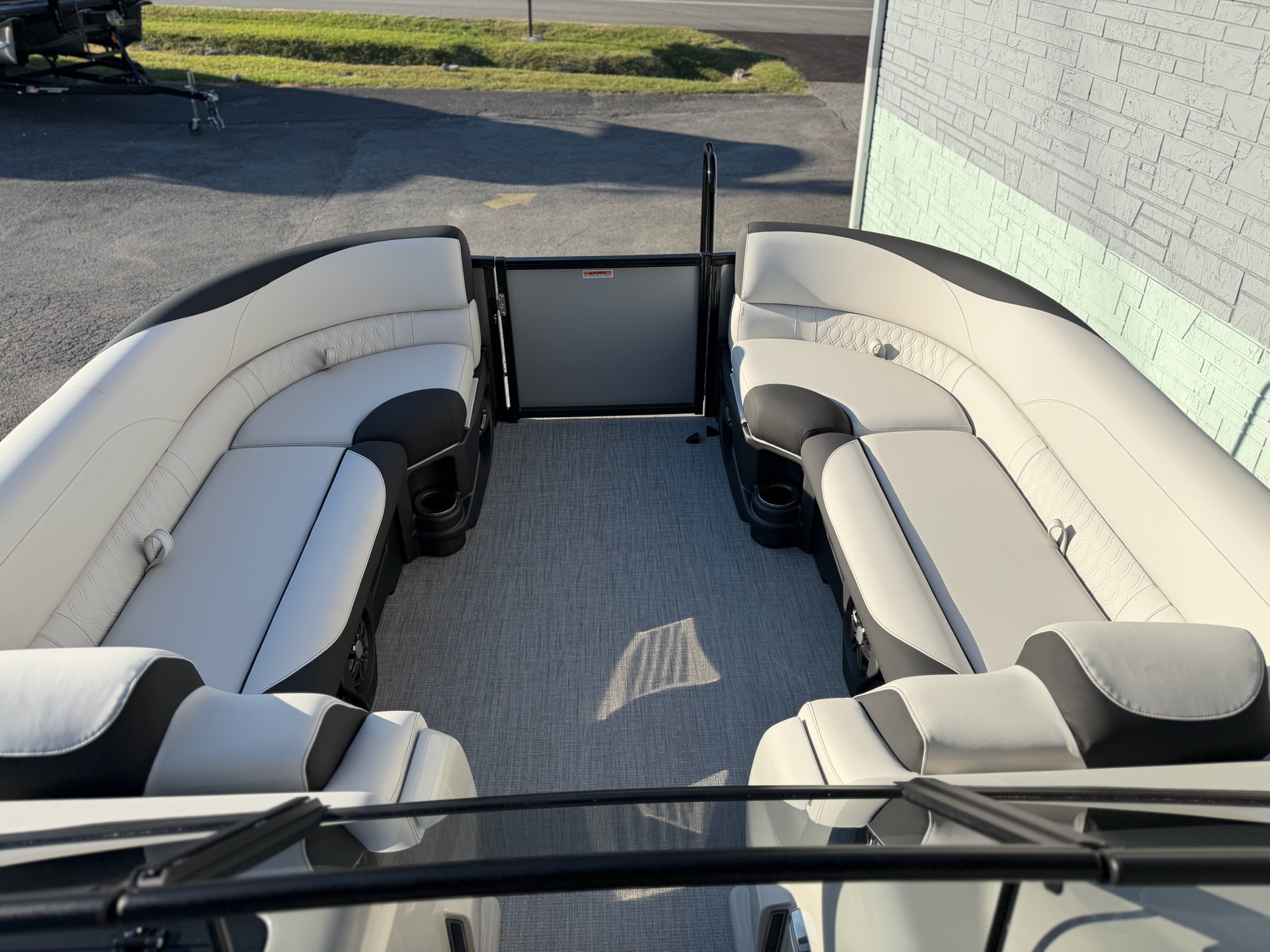 2027 AVALON 2385 LSZ ELITE WINDSHIELD